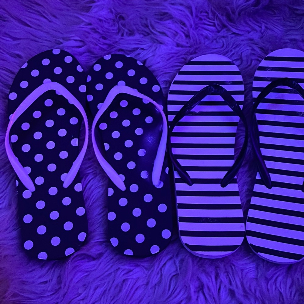 2 pairs of flip flops size 8